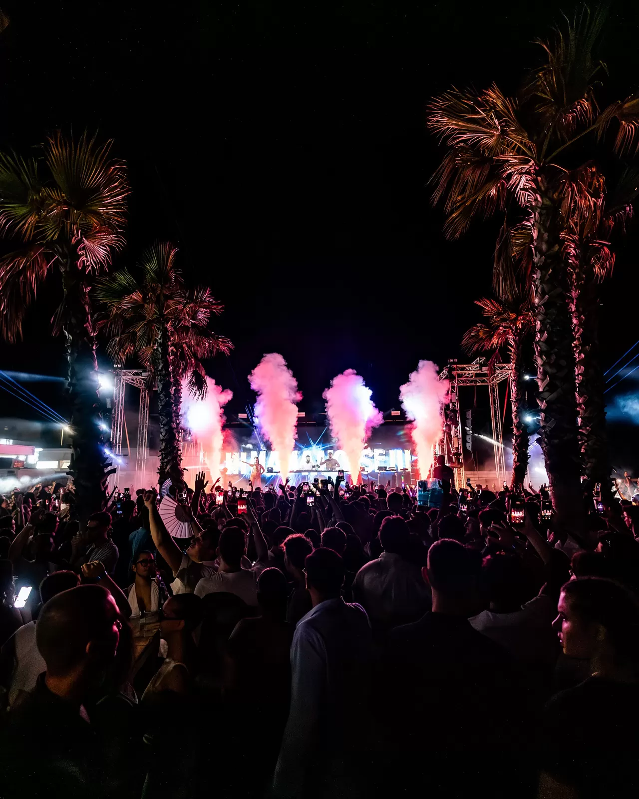Il palco illuminato e il pubblico durante una serata Mamahouse animata da Time To Show