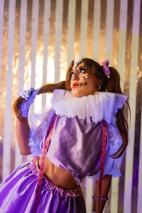 Bambola in viola con colletto di tulle