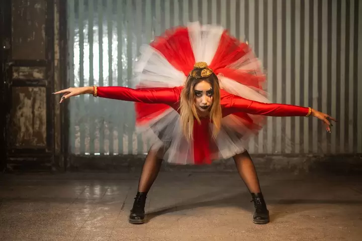 Ballerina con tutù rosso e bianco in posa dinamica