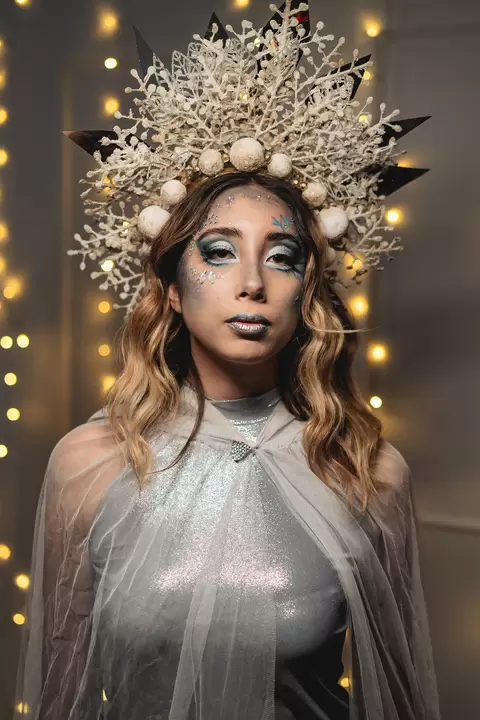 Regina delle nevi con corona di cristalli argentati