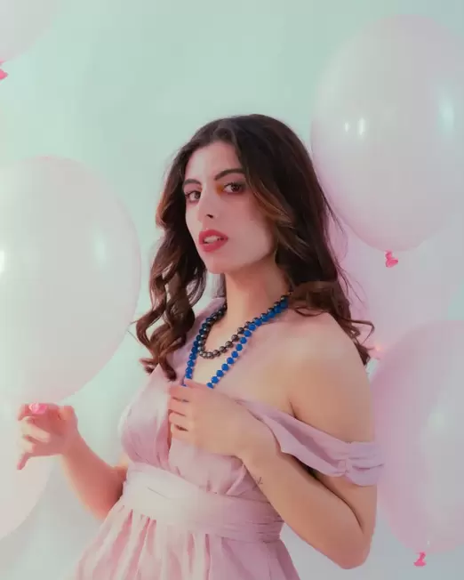 Ritratto di Alessandra Messina, Founder & Artistic Director di Time To Show, tra palloncini rosa